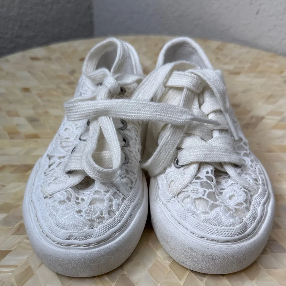 Kids White Lace Sneakers kid’s size 29 (toddler 5)